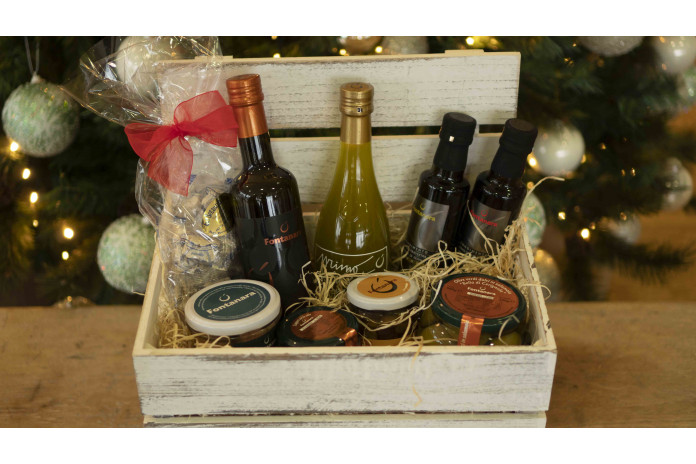 Cassetta: Selection of Oils, Tuna, Capers, Olives